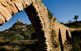 El castell de Biar emmarcat per un arc ogival de l&#8217;aqüeducte del segle XVII que era utilitzat per al trasllat d&#8217;aigües de reg.