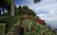 Àloes en flor i paisatge de costa a l'escalinata de Mar, als jardins de Santa Clotilde de Lloret de Mar.