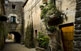 El nucli antic de Flaçà, conegut pels flaçanencs com el poble, conserva la seva estructura medieval de carrerons i placetes.