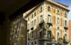Un cafè de la Via Laietana emmarca la Casa dels Velers, edifici situat al carrer Sant Pere més Alt, 1. Era la seu del gremi de teixidors de veles.