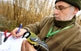 L'ornitòleg Joan Bernal anellant una mallerenga carbonera.