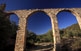 El Pou de Pregoles és un sorprenent aqüeducte de pedra en sec que a resistit enmig d'un oliverar de la Fatarella.