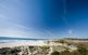 La platja de Son Bou és la més llarga de l&#8217;illa, amb 2,5 km, i les seves dunes són paral&#183;leles a la costa i transversals al vent, que és el patró habitual dels sistemes dunars mediterranis.