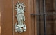 La Immaculada Concepció, patrona dels tabarquins, apareix representada en portes i murs de tota l'illa.