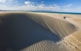 El camí fins a la punta del Fangar està escortat per les dunes de la platja de la Marquesa; al fons, la costa de l'Ampolla i l'Ametlla de Mar.