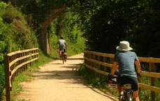 Dos ciclistes pedalen per la ruta del Carrilet, a Girona