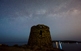 Molt a prop de la cala des Tamarells, al nord-est de Menorca, una de les torres de defensa que encara es mantenen en bon estat en aquesta illa.