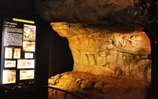 Una de les coves prehistòriques que hi ha al terme de Montblanc