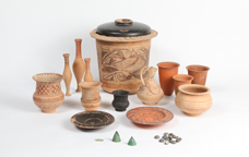 Alguns dels objectes que es poden veure a l'exposici 'Els tresors de la Vila Joiosa'