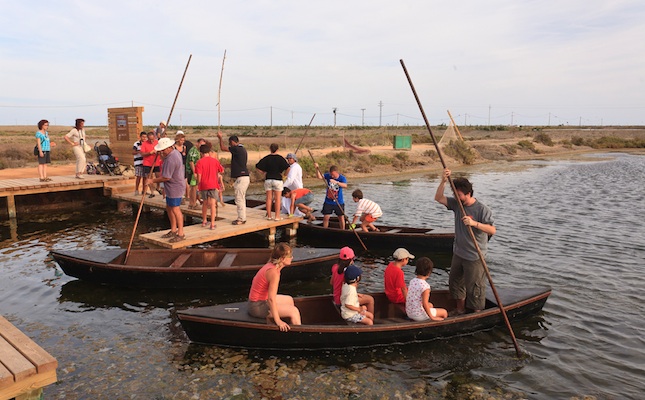 Unes famílies participen en l'activitat 'L'espavilat del Delta', a MónNatura Delta