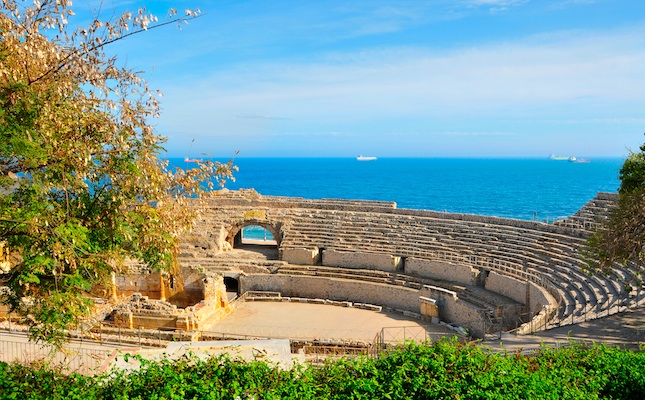 L'amfiteatre rom de Tarragona, amb la mar al fons