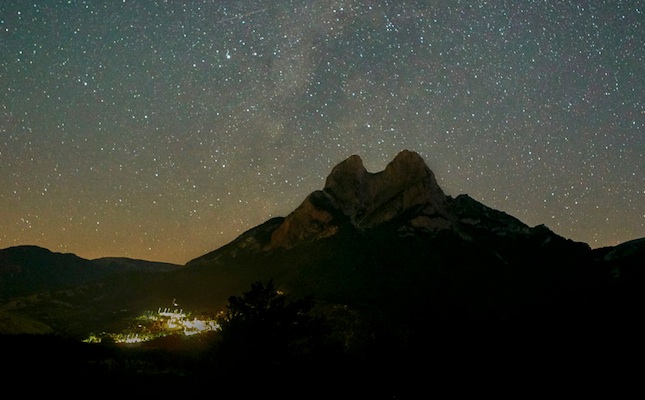 El Pedraforca, de nit, amb el poble de Saldes al peu
