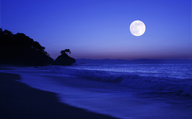 Lluna plena sobre el mar