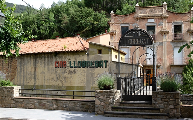 Rtol a la part posterior de l'antic Cine Llobregat, a la Pobla de Lillet