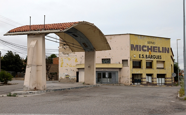 Antiga benzinera a la carretera N-II, a Cervera