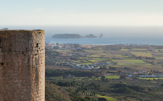 Les illes Medes i la costa de l'Estartit des del castell del Montgrí, a Torroella