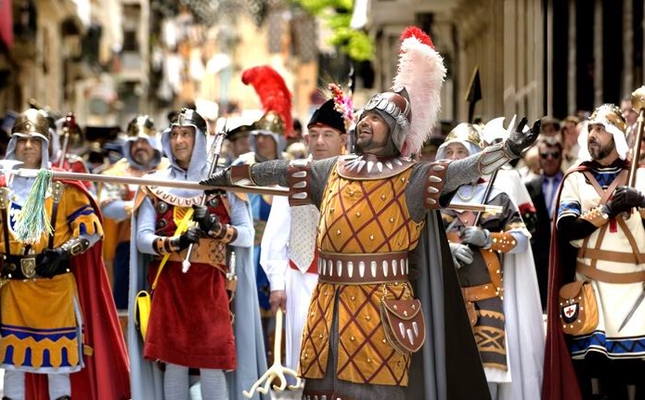 Una comparsa de la Festa de Moros i Cristians d'Alcoi -  Turisme Alcoi