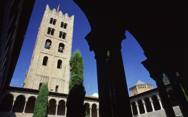 El campanar del monestir de Ripoll, vist des del claustre