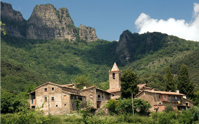 El nucli de Joanetes, al peu del Puigsacalm
