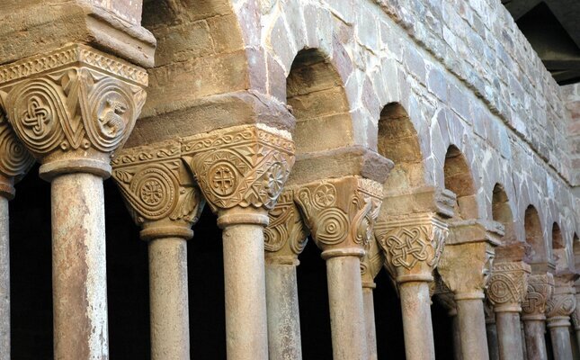 capitells al claustre de Santa Maria de l'Estany