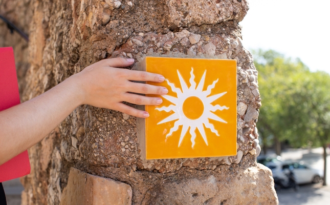 Rajola de senyalització del Camí ignasià a Catalunya - Manresa Turisme