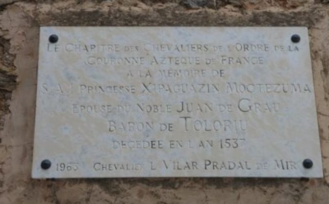 La placa de l'ermita de Toloriu, amb referncies a la princesa asteca
