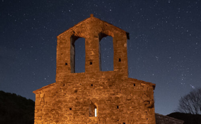 Taller d'astronomia a l'ermita de Sant Andreu de Gitarriu, a l'Alta Garrotxa