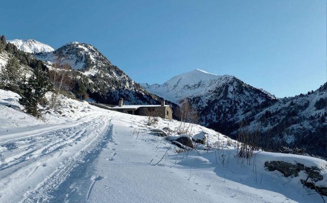 Panormica hivernal del refugi Borda de Sorteny