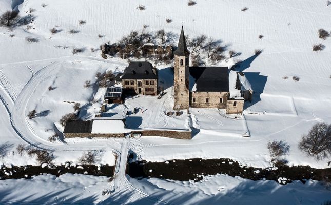 Vista aria del santuari i el refugi de Montgarri