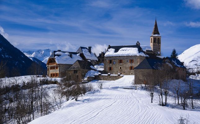 Les cases d'Unha, cobertes de neu