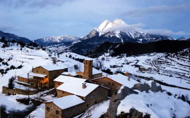 Gisclareny nevat, amb el Pedraforca com a tel de fons