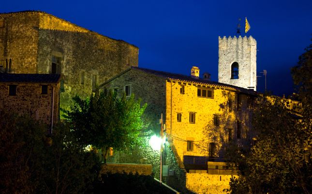 El campanar de l'esglsia parroquial de Santa Pau illuminat