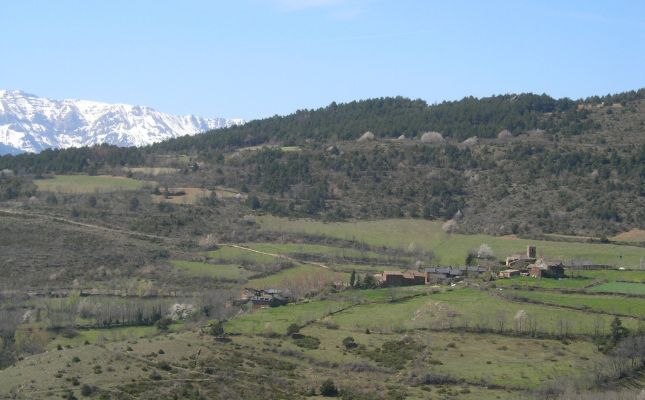 ller amb la serra del Cad nevada al fons