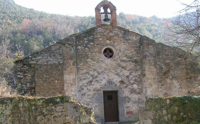 Façana de l'ermita de Sant Aniol d'Aguja