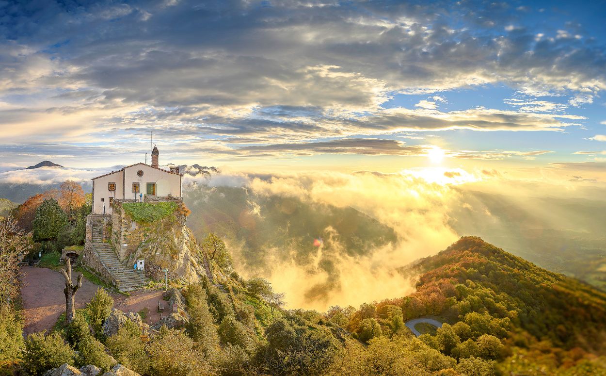 L'ermita de Bellemunt sembla suspesa al cel quan hi ha boira