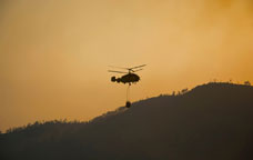 Helicòpter portant aigua