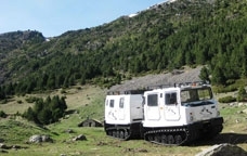 Aquest és el vehicle oruga per a fer excursions per Vallnord