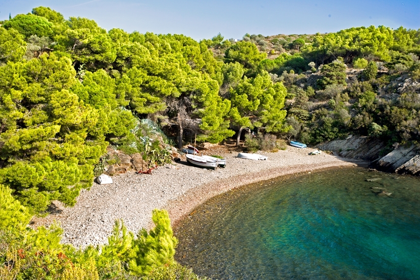 La badia de Guillola, al cap de Creus, combina llum, calma i un aire de llegenda arran de mar