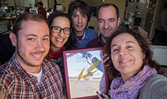 La redacció del DESCOBRIR, amb el premi Espiga d'Or