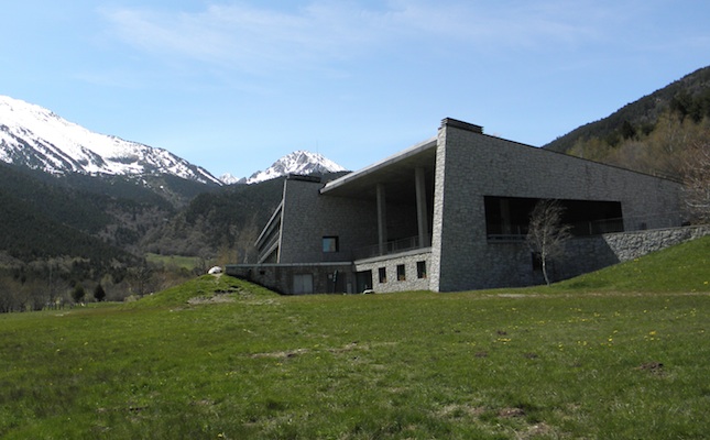 L’edifici bioclimàtic de MonNatura Pirineus, a les planes de Son