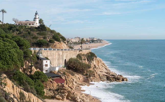 La platja de Calella i el far, al Maresme