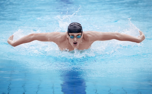Un nedador entrena en una piscina olímpica