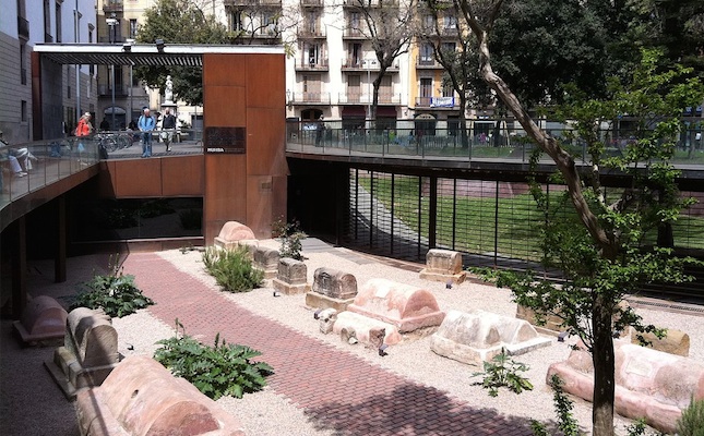 La via sepulcral de Bàrcino, a la plaça de la Vila de Madrid, a Barcelona
