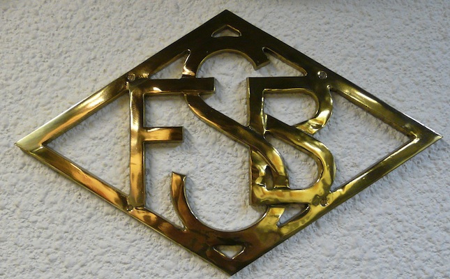 Una placa dels antics Ferrocarrils de Sarrià