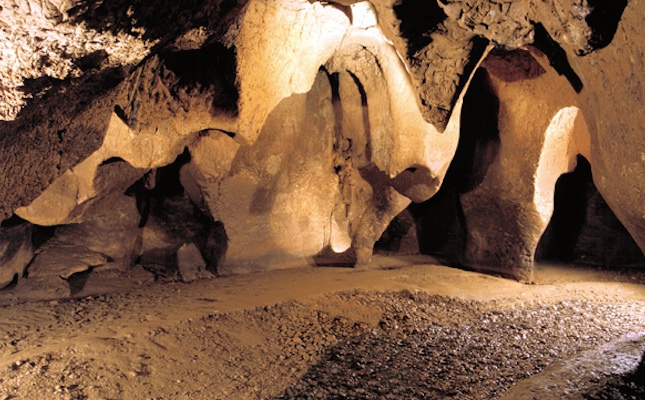 Una galeria de les coves del Toll, a Moià