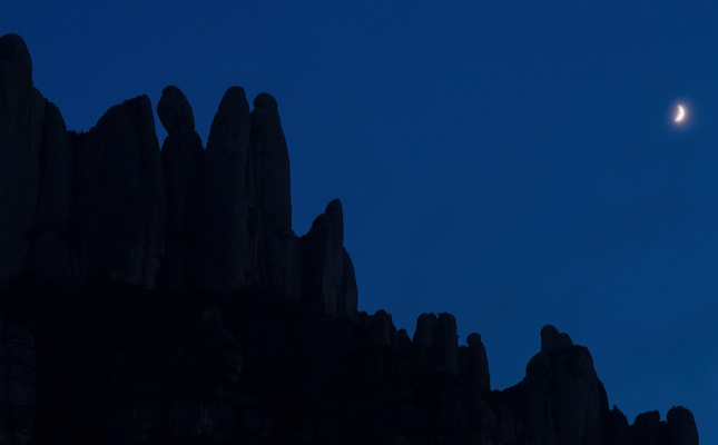 El perfil de les agulles de Montserrat, de nit El perfil de les agulles de Montserrat, de nit