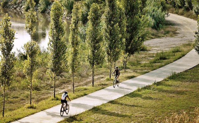 Uns ciclistes per un dels camins del Parc Riu Llobregat