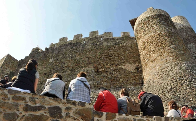 Uns visitants al castell de Montsoriu