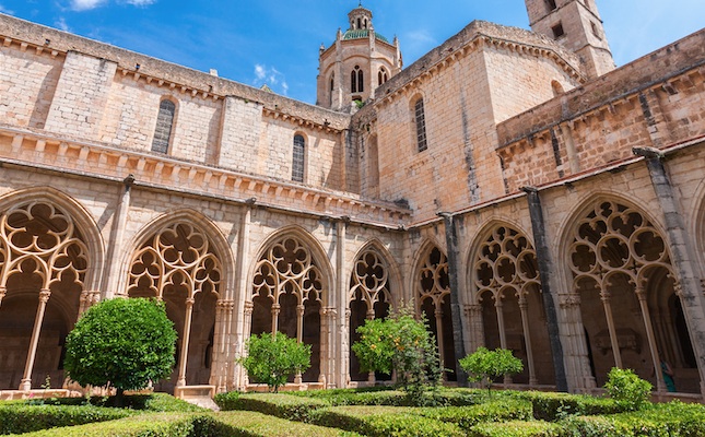 El claustre del monestir de Santes Creus, un dels tres vèrtexs de la Ruta del Cister
