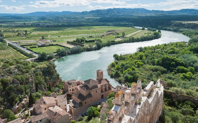 La vista de l'Ebre i el nucli històric de Miravet, des del castell La vista de l'Ebre i el nucli històric de Miravet, des del castell